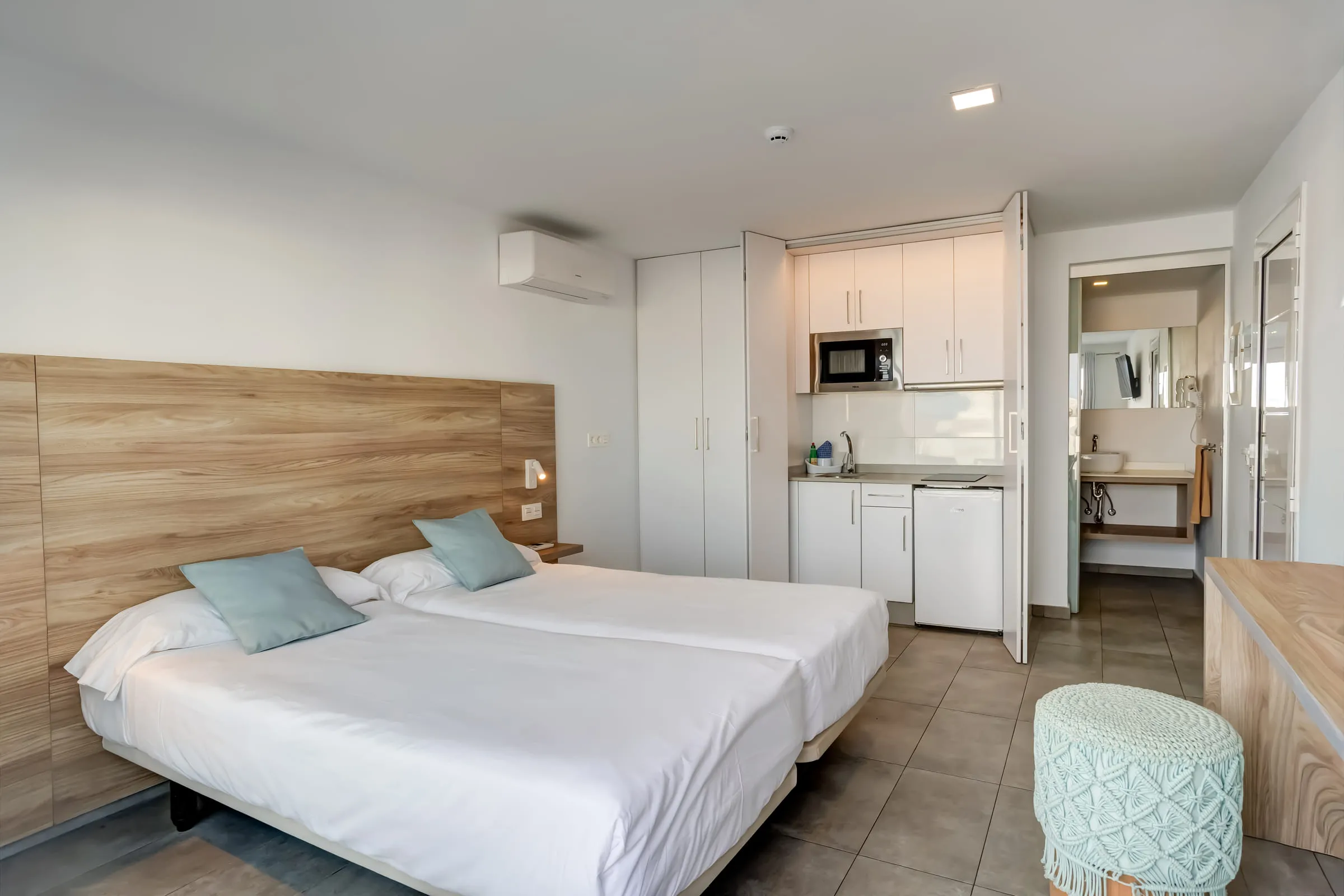 Zona de estar y dormitorio