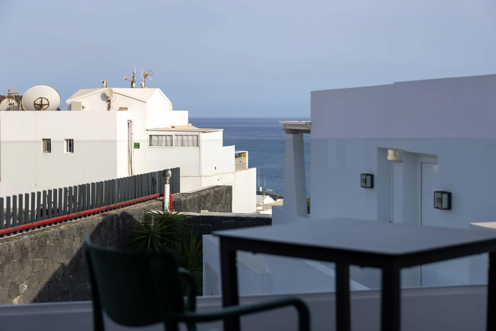 La vista desde la terraza, por encima de las azoteas blancas hasta el mar abierto